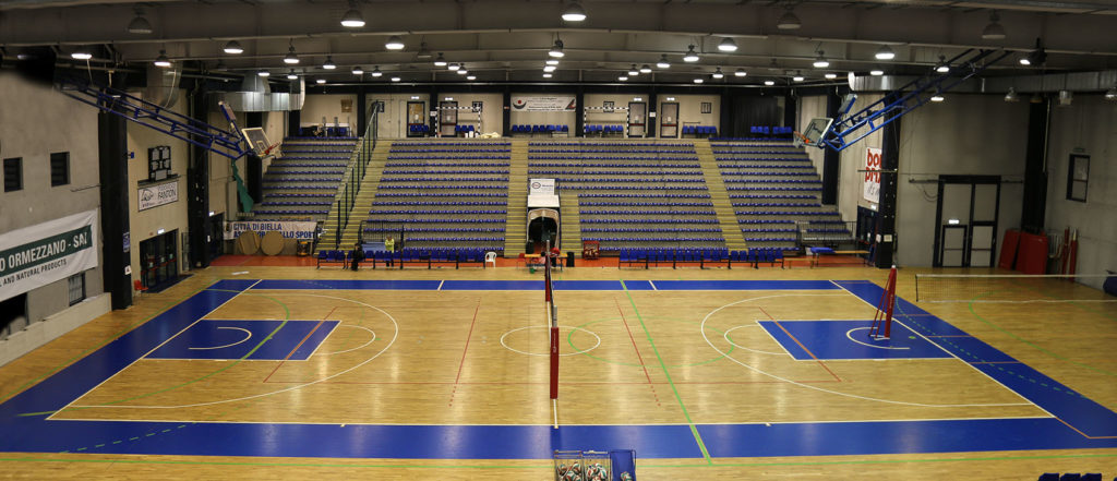 Foto dell'interno del Palasport di Biella, campo e spalti dall'alto