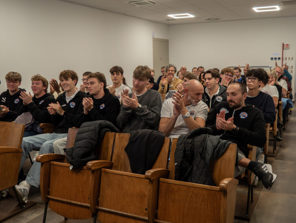 pubblico SPB seduto della sala meeting di M-AppHotel che applaude