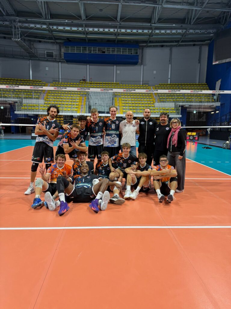 squadra di pallavolisti Serie C SPB uniti in posa per la foto post partita Campionato regionale in campo del Biella Forum