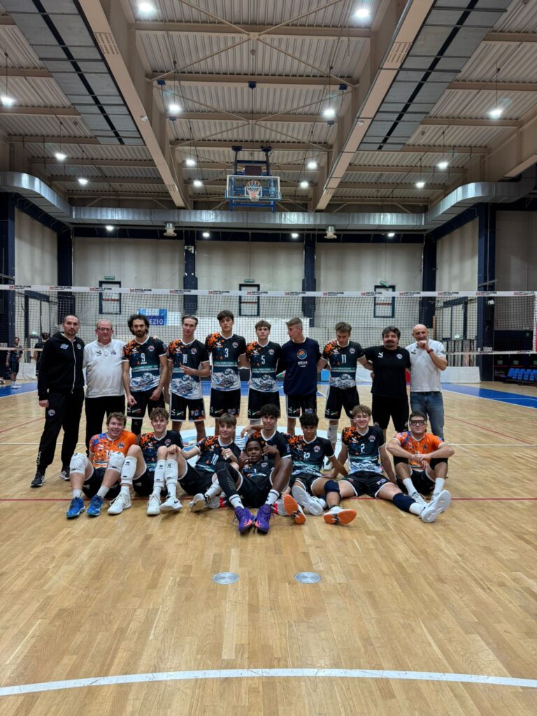 squadra di pallavolisti Serie C SPB uniti in posa per la foto post partita Campionato regionale in campo del PalaPajetta