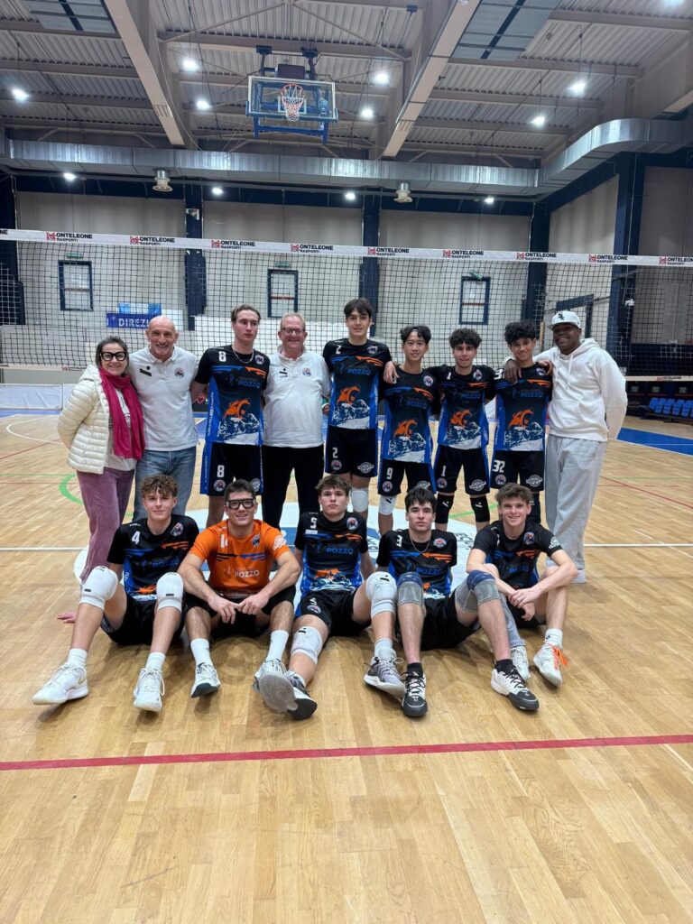 squadra di pallavolisti in divisa Under 19 Officina Pozzo SPB uniti in posa per la foto post partita al PalaPajetta