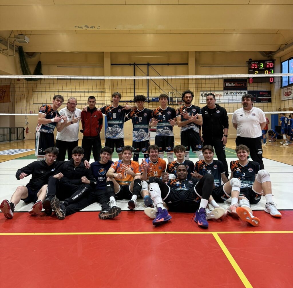 Squadra di pallavolo Serie C Ilario Ormezzano Sai in posa in palestra post vittoria
