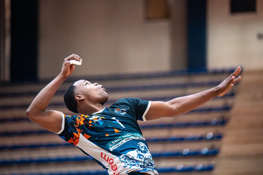 Giocatore numero 1 Bryan Despaigne della Ilario Ormezzano SPB in fase di battuta, con lo sguardo rivolto alla palla