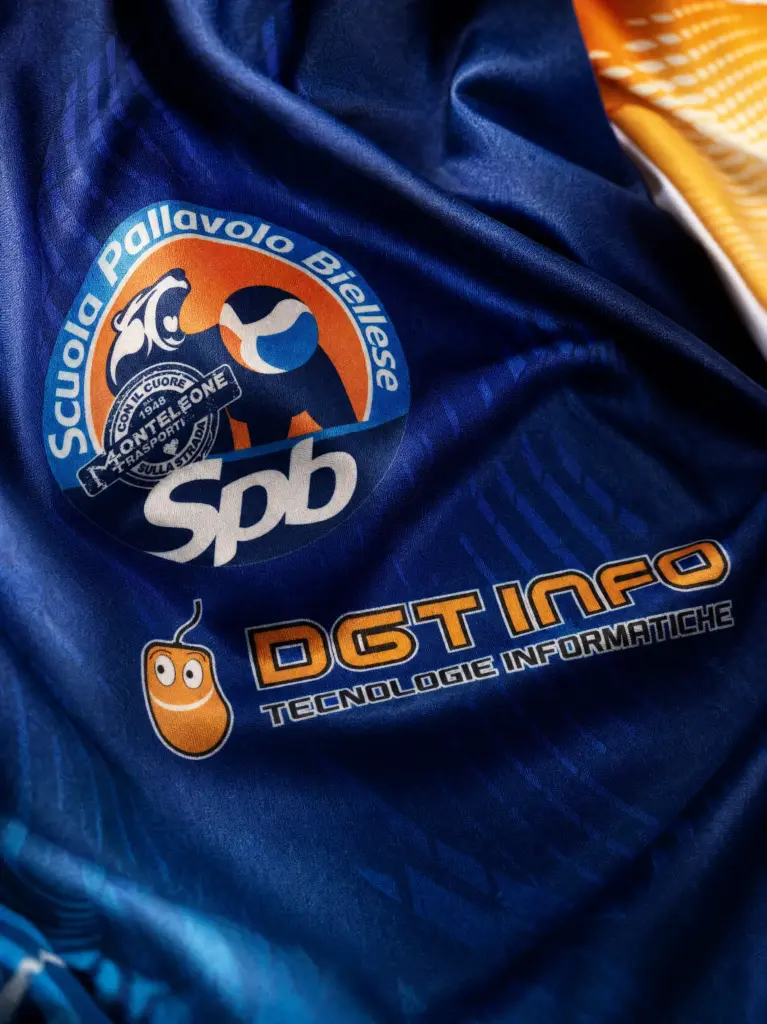 dettaglio divisa blu e azzurra con logo scuola pallavolo biellese e dgtinfo