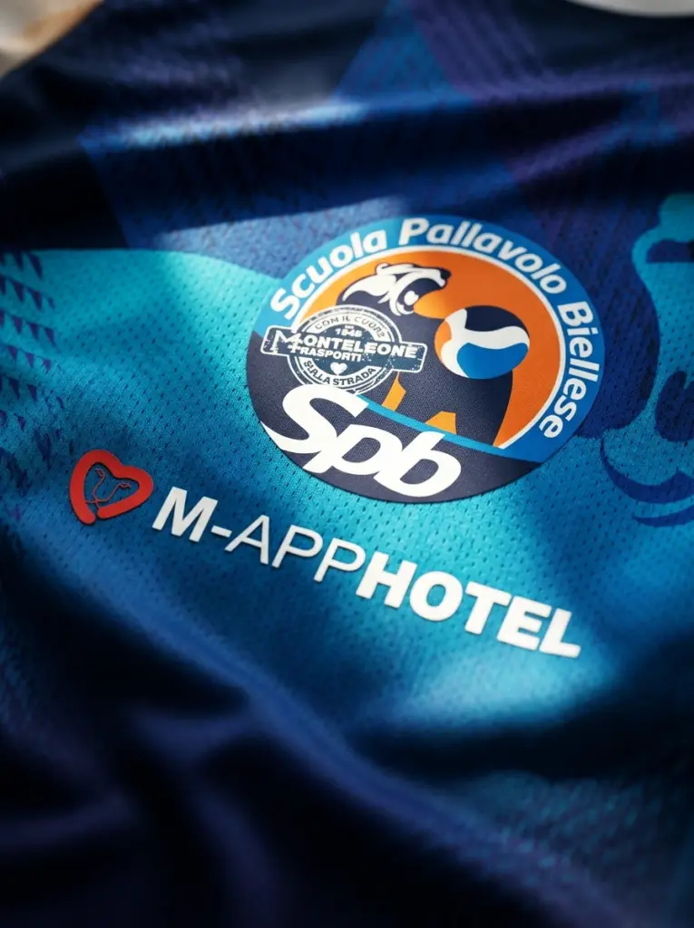 dettaglio divisa blu e azzurra con logo scuola pallavolo biellese e m-apphotel